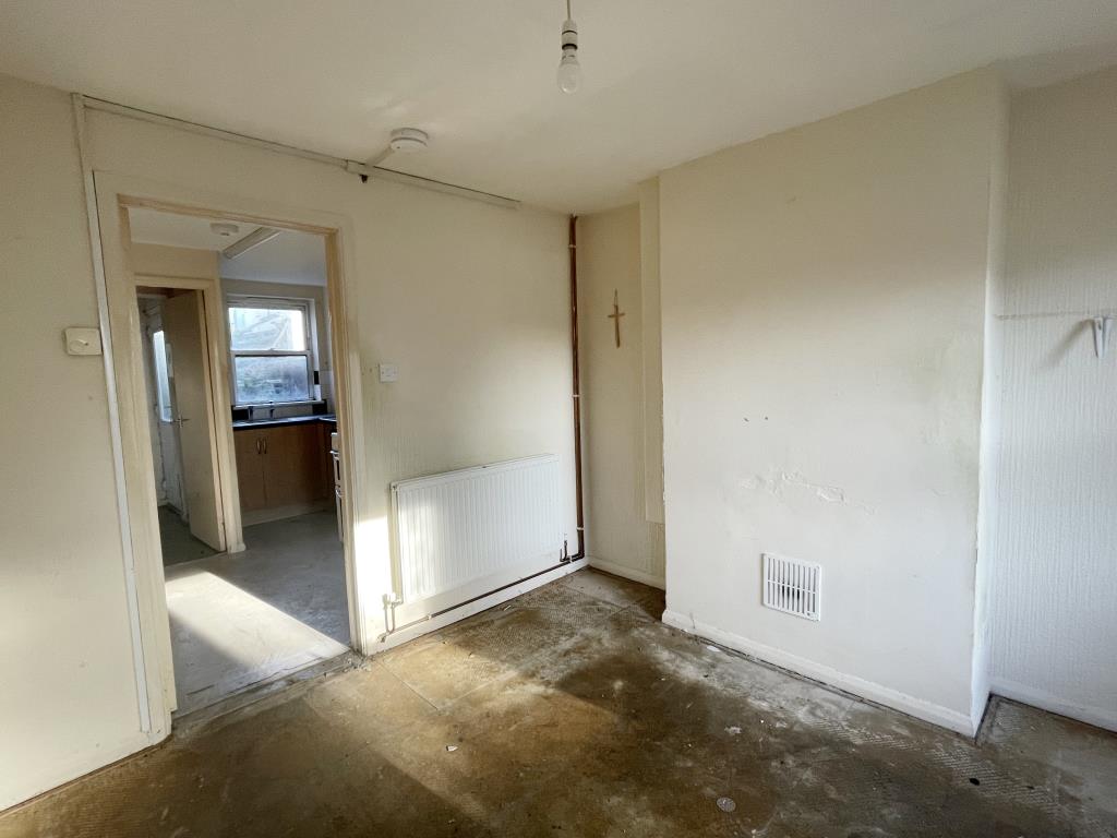 Lot: 148 - TOWN CENTRE HOUSE IN NEED OF IMPROVEMENT - Living room of house in need of improvement